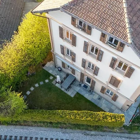 Spacious With Private Garden & Entrance アパート
