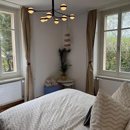 Spacious With Private Garden & Entrance アパート *