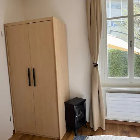 Spacious With Private Garden & Entrance アパート