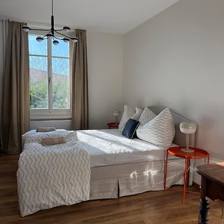 Spacious With Private Garden & Entrance アパート *