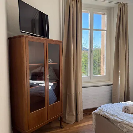 Spacious With Private Garden & Entrance *