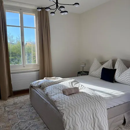 アパート Spacious With Private Garden & Entrance