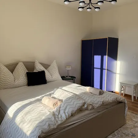 Spacious With Private Garden & Entrance *