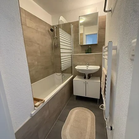 Spacious With Private Garden & Entrance アパート *