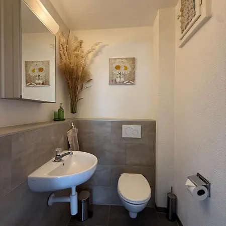 Spacious With Private Garden & Entrance アパート