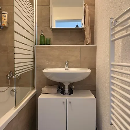 Spacious With Private Garden & Entrance アパート *