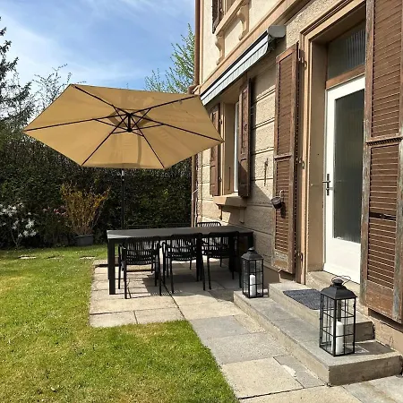 Spacious With Private Garden & Entrance アパート *
