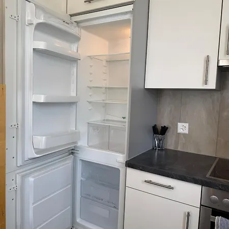 Spacious With Private Garden & Entrance アパート *