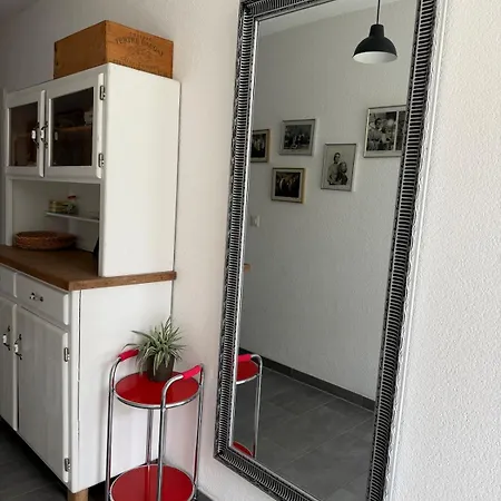 Spacious With Private Garden & Entrance アパート